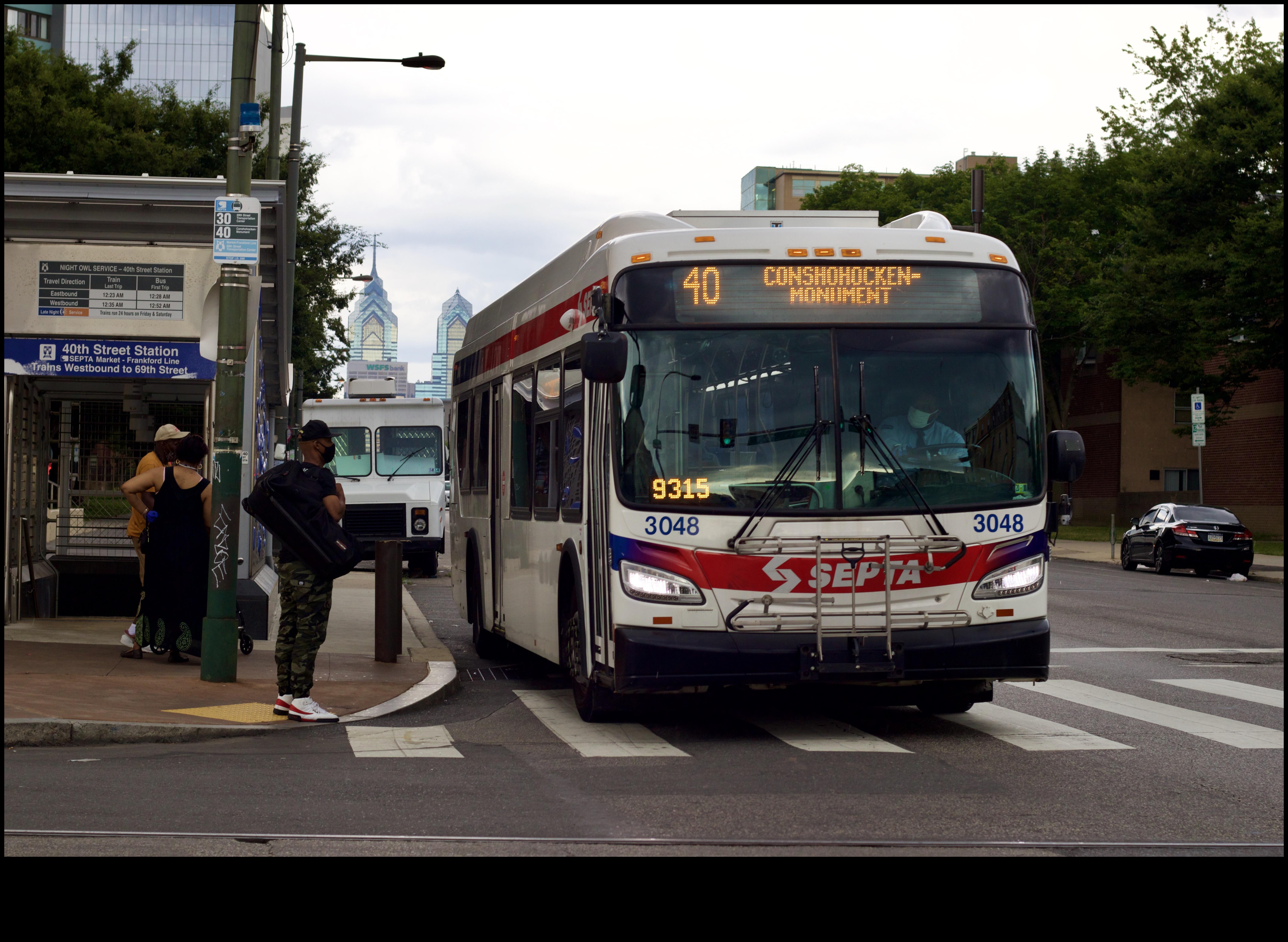 תחנות אוטובוס וסיפורים: כרוניקות של נוסעים בתחבורה ציבורית