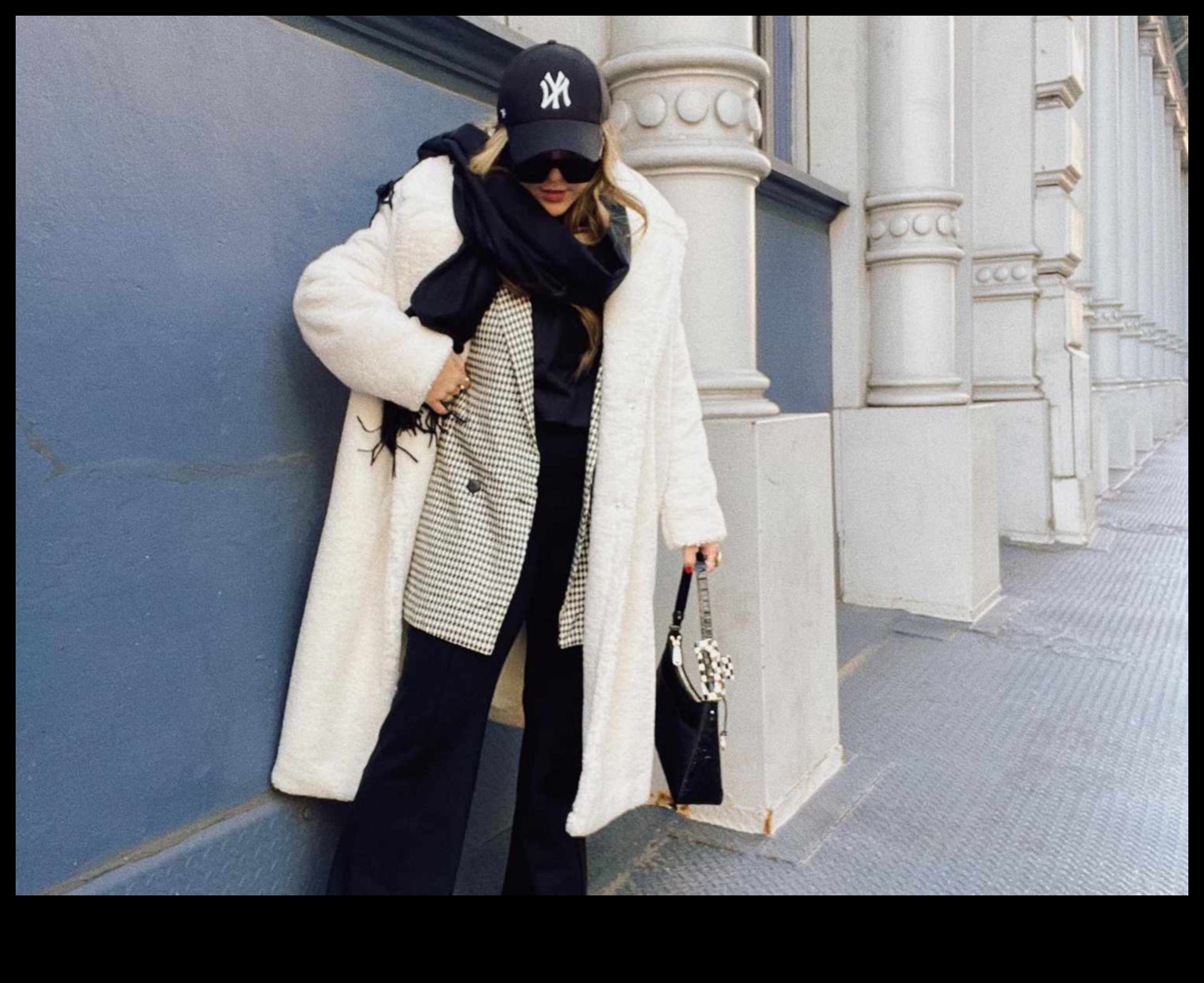 חורף גחמני: אלמנטים שובבים באופנה במזג אוויר קר