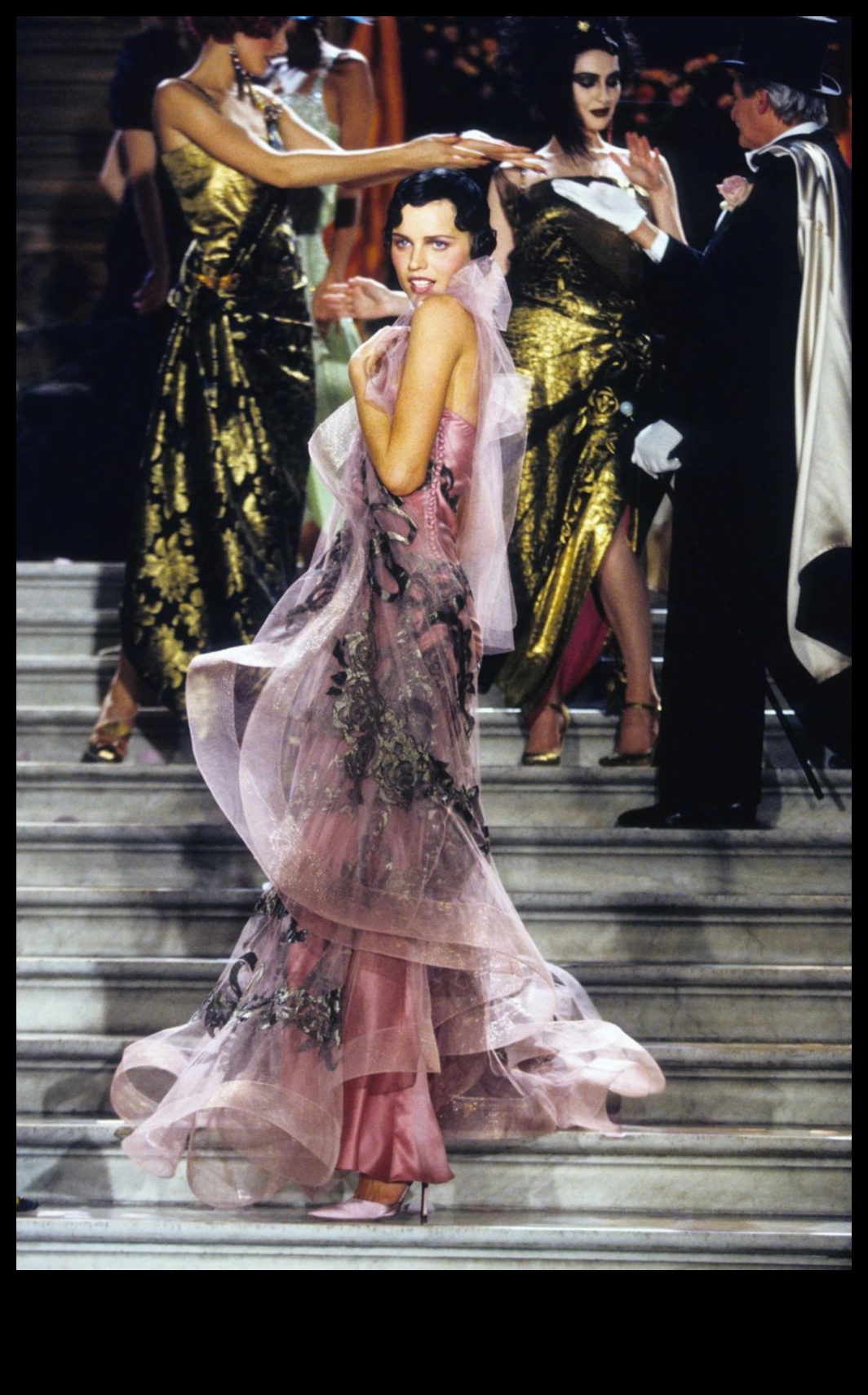 מסלול המלכות Revels: שולט העליון בעולם האופנה