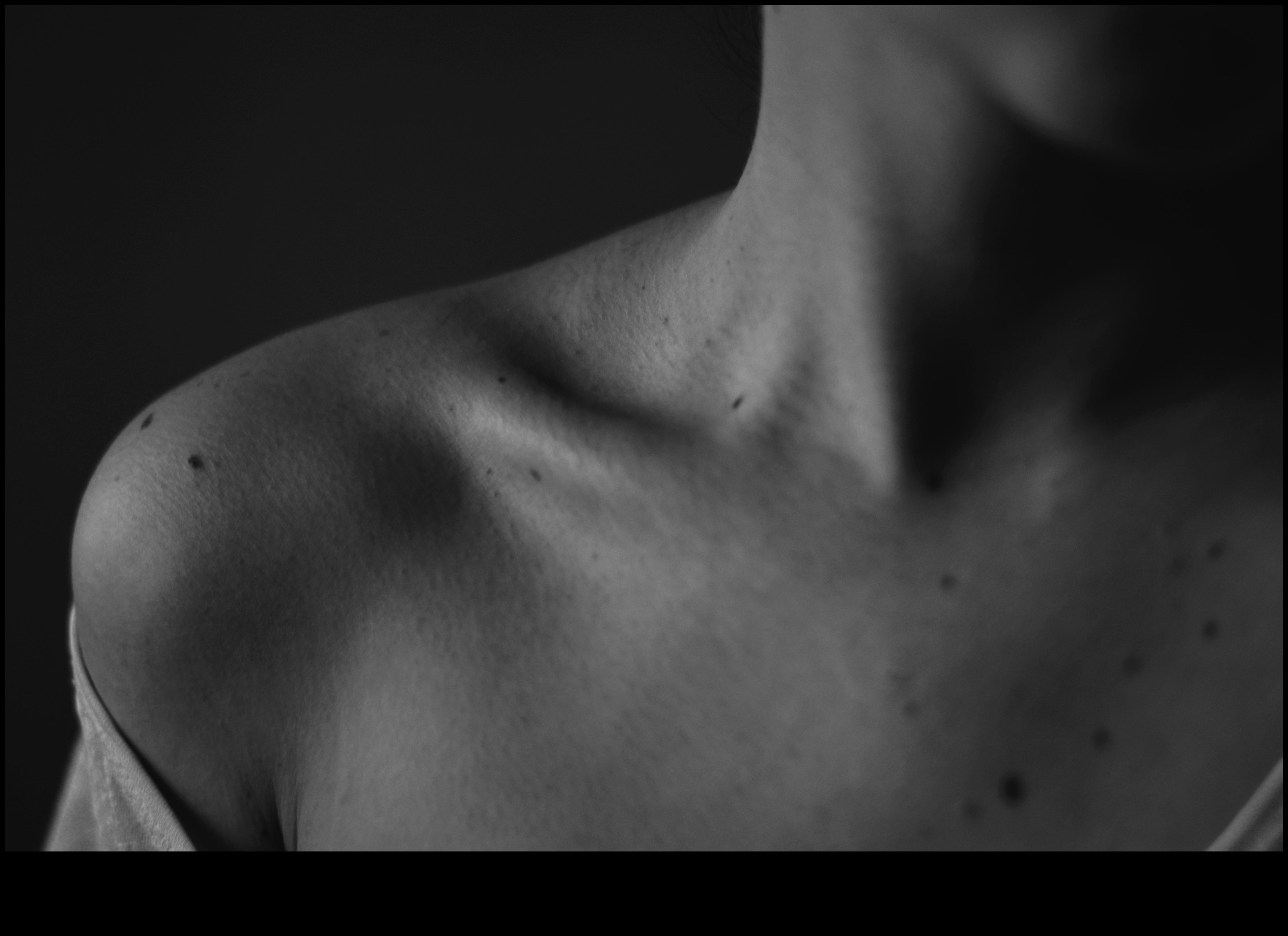 לחישות של דיו: סודות שנחשפו בקצות האצבעות שלך