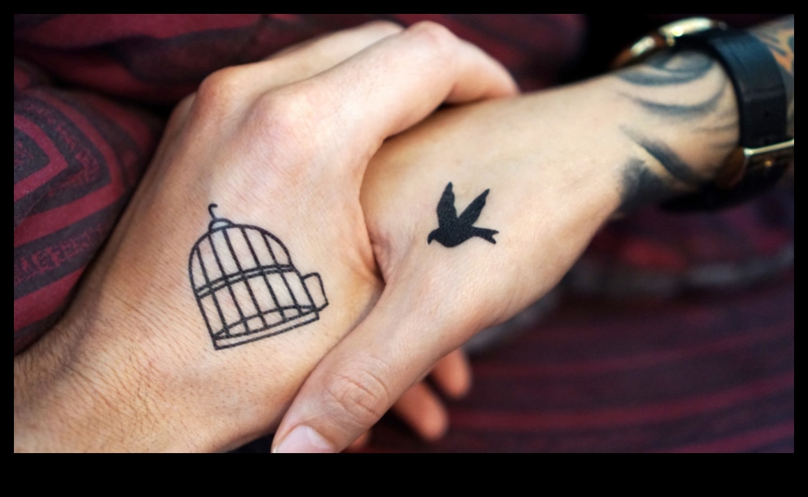 קשרים סמליים: קעקועים זוגיים החוגגים את המהות הבלתי שבירה של אהבה נצחית