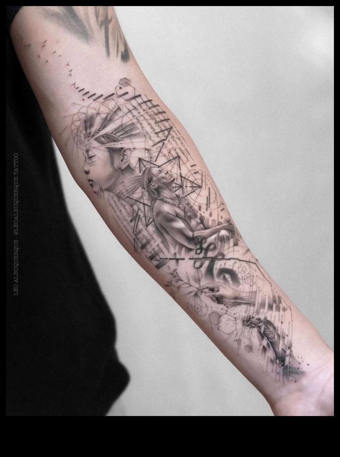 מעבר לגבולות: עיצובי קעקועים מגמתיים לחקור