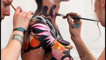 קנבסים חיים: חקור את עולם אמנות הגוף הייחודית