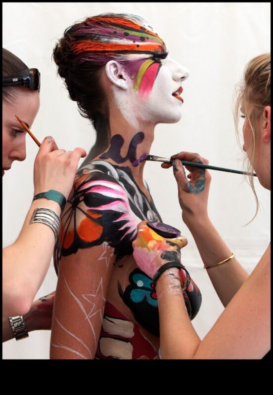 קנבסים חיים: חקור את עולם אמנות הגוף הייחודית