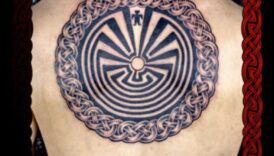 קנבס של עמוד השדרה: חקר אומנות קעקועים נועזים