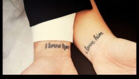 קשרים סמליים: קעקועים זוגיים החוגגים את המהות הבלתי שבירה של אהבה נצחית