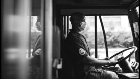 תחנות אוטובוס וסיפורים: כרוניקות של נוסעים בתחבורה ציבורית