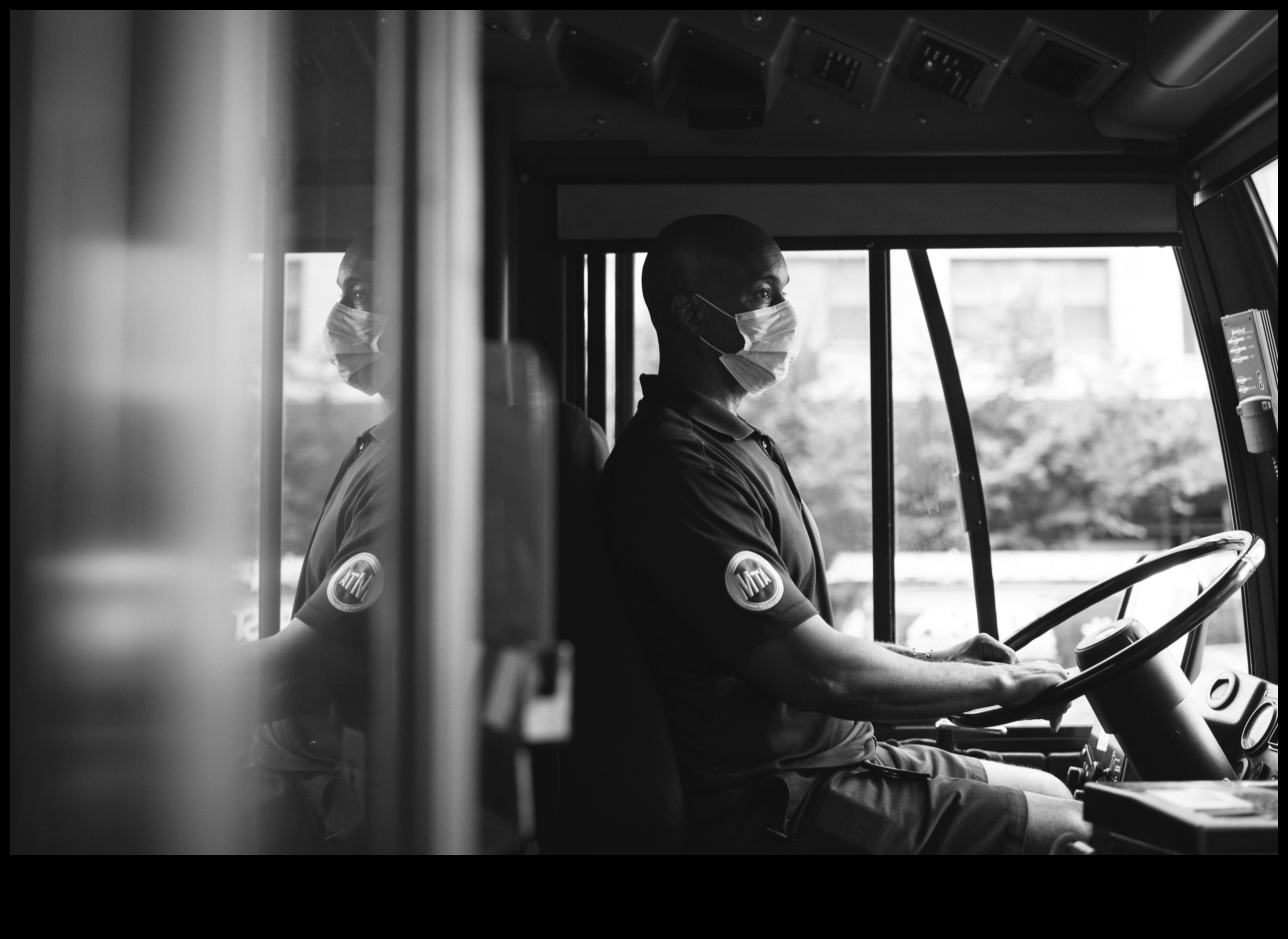 תחנות אוטובוס וסיפורים: כרוניקות של נוסעים בתחבורה ציבורית